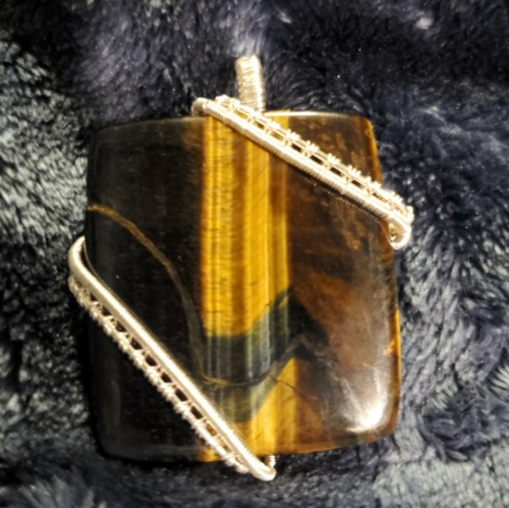 Hawkeye Tiger's eye with Hematite lightning